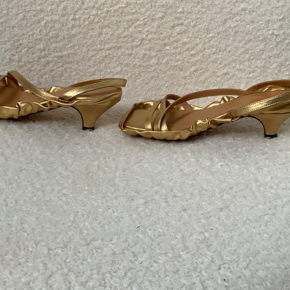 Ganni bright gold leather sandals with side fluting - Picture 2 of 4